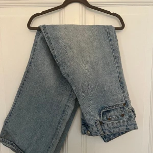 Jeans - Fina jeans från lager 157💗 är i gott skick! Kan bäras som både high waist och mid waist
