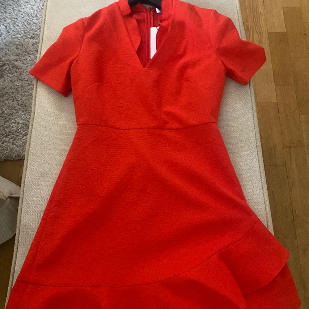 Helt nya klänningar från Sandro i stl 2 Små i storleken, passar 34-36 Nypris runt 300kr/styck Finns nns i Bandhagen . Klänningar.