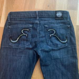 Lågmidjade bootcut jeans från Rock & Republic med fina detaljer på fickorna🌸 Uppsprättade där nere och omsydda i benen av tidigare ägare, därav lägre pris💖 Midja: 39cm Ytterben: 108cm Innerben:87 Benöppning:21cm