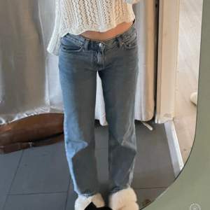 Ett par skitsnygga jeans ifrån Gina Tricot i modellen straight. Det står att dem är lowwait men jag tycker att dem är mer midwaist. Köpte dem i våras för 500 men har inte använt dem jättemycket. Dem är i storleken 34 petite. Pris kan diskuteras 💞💞