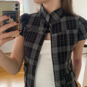 Rutig bolero - Säljer denna ascoola rutiga bolero med puffärmar🤩🤩tveka inte om ni har några frågor💌