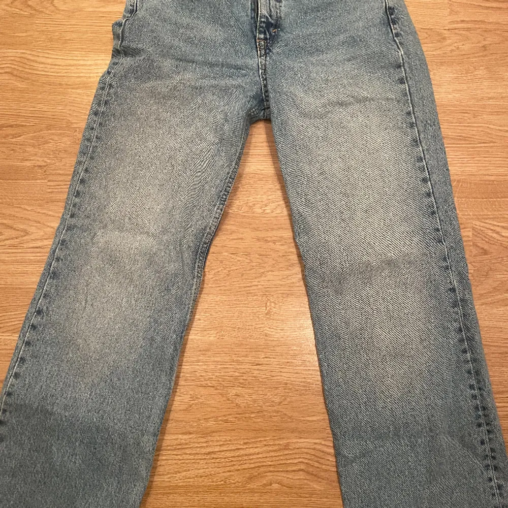 Ett par raka jeans från Pull&bear. Farkut & Housut.