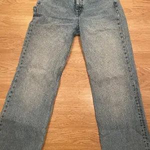 Ett par raka jeans från Pull&bear