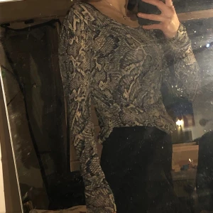 Långärmad ormskinn  - Långärmad tröja med ormskinn tryck. Väldigt skön, storlek S men passar M
