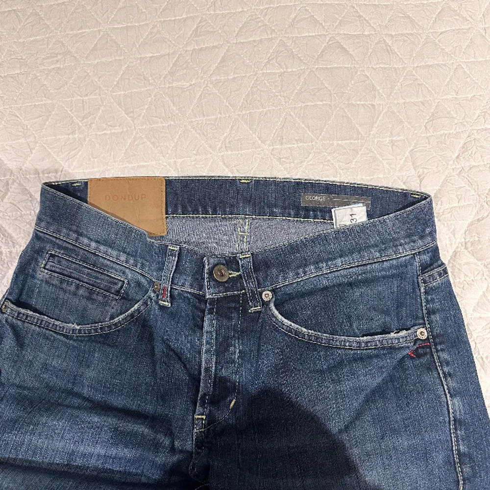 Feta dondup jeans i strl 31! Slim ( riktigt grish ). Skönt pris, nästan lika skönt som skönheten på jeansen😉 Så om du vill ha snygga och stilrena jeans köp då dessa! 4000kr nypris👖. Jeans & Byxor.
