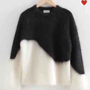 & other stories tröja  - Säljer denna tjocktröja i mohair från other stories! Jättesnygg och i jättebra skick, inga defekter och inte alls nopprig! Har endast använts Max fyra gånger🥰 Storlek xs men perfekt oversized! Skriv för egna bilder! 