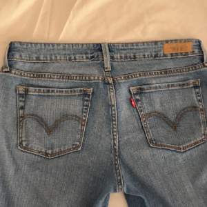 Säljer dessa as snygga Low waist levis bootcut jeans pga att de blivit förstora för mig tyvärr💕 Midjemått:78 innerbenslängd:82 jag är 168 och dom är lite långa på mig💕köparen står för frakt, tryck gärna på ”köp nu”💕