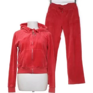 Röd Juicy Couture set - Säljer mitt juicy det på grunt av att jag har tröttnat på färgen . Änvänt ca 5-15 gånger men inga missfärgning eller fläckar. 