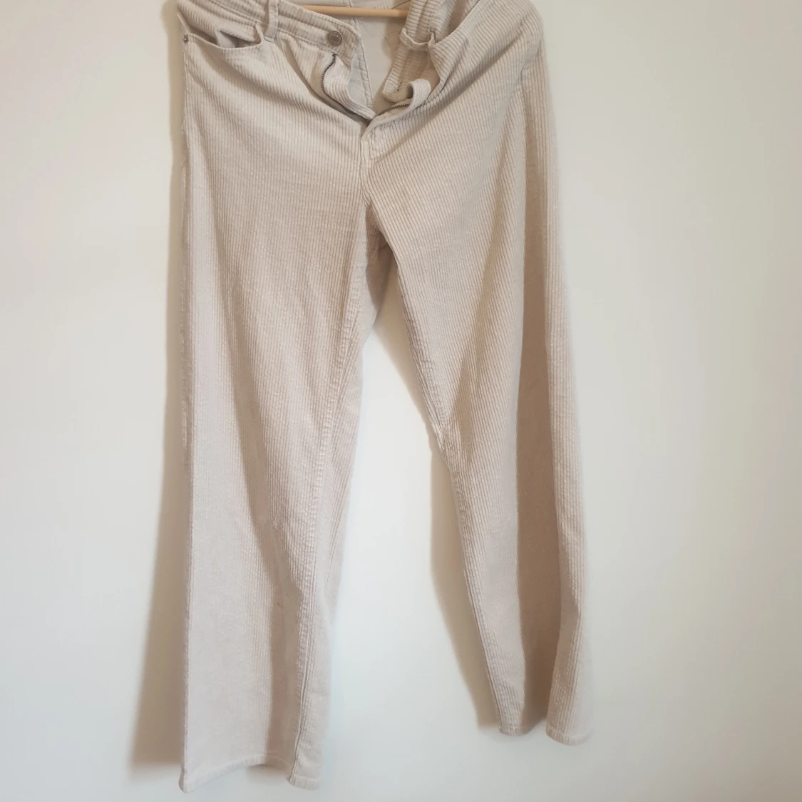 Beige ribbade byxor