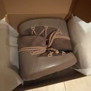 Inuikiis - köpta på boozt förra julen men väldigt bra skick och bra sparsamt använda.  Inget förstört på dem eller något💕köpta för 3 600 och är i färgen taupe. Föreslå pris privat 💗