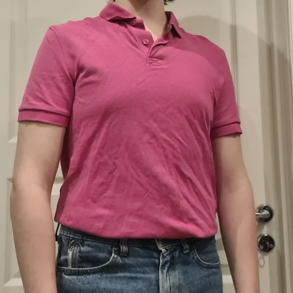 Fin, rosa pikétröja från dressman. Använd få gånger och i mycket bra skick. Passar perfekt till de i storlek M. Säljer då tröjan tyvärr inte kommer till användning.. T-shirts.