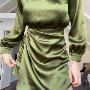 Grön klänning från Zara - Säljer denna klänningen för den va lite för liten för mig, den är storlek m och helt ny (aldrig använd), passar perfekt som en nyårsklänning eller till nått annat fint tillfälle! 