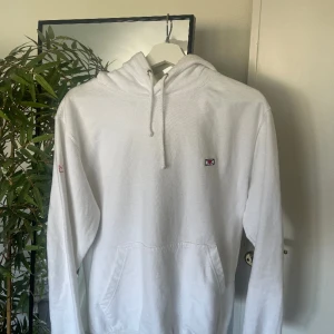 Hov1 hoodie - En väldigt sällsynt och svår att få tag på hov1 hoodie ”kärleksbrev” som endast släpptes limiterat 2017. I fint skick, Storlek S   Pris kan diskuteras vid snabb deal!!🙏🙏