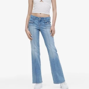 Flared low cargo jeans  - Säljer nu dessa blåa, helt slutsålda lågmidjade stretchiga, flared low cargo jeansen från hm i storlek 34 för 300kr. Säljer dessa då dem inte har kommit till användning för mig och är därför i mycket bra skick!  Tryck gärna på köp nu💕💕 