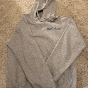harry styles hoodie! - Köpte på HSLOT22 i stockholm men är väldigt liten i storleken!! använd 2/3 gånger bara!! 400 + frakt!!