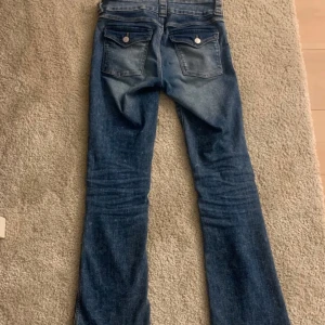 Lågmidjade jeans  - Jättefina lågmidjade jenas med fickor, säljer för att de inte kommer till andvändning ❤️