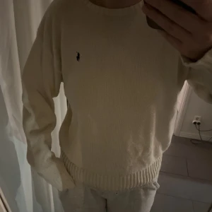 ralph Lauren tröja - as snygg ralph lauren tröja köpt här på plick!💘fick inget äkthets bevis av den jag köpte den av så vet inte om den är äkta!💞