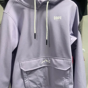 Dope Jacka - Säljer min superfina lila dope jacka då jag aldrig åker skidor längre, använd 2-3 gånger så är i nyskick. Inga skador eller fläckar. Ny pris 1899kr sökjer för 1400kr