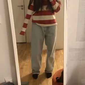 Lågmidjade baggy jeans - Coola baggy jeans från Junkyard, bra skick & är 161 cm 💙 Längd: 101 Innerbenslängd: 72 Midja: 40