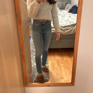 Ljusblåa tajta jeans  - Ett par ljusblåa tajta jeans som sitter superfint, jag är 164 🩵
