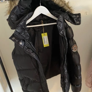 Vinterjacka  - Jag säljare en oanvänd jacka som jag köpa på Plick! Säljer den igen då den inte passade mig, pris kan diskuteras 