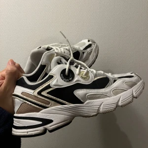 Adidas Astir - Snygga och bekväma Adidas skor i modellen Astir, lite mindre i storleken men väldigt bekväma att gå i! Skulle säga att den mer motsvarar en 39 och inte 39 1/3 som det är i skon! Bra skick och varsamt använda