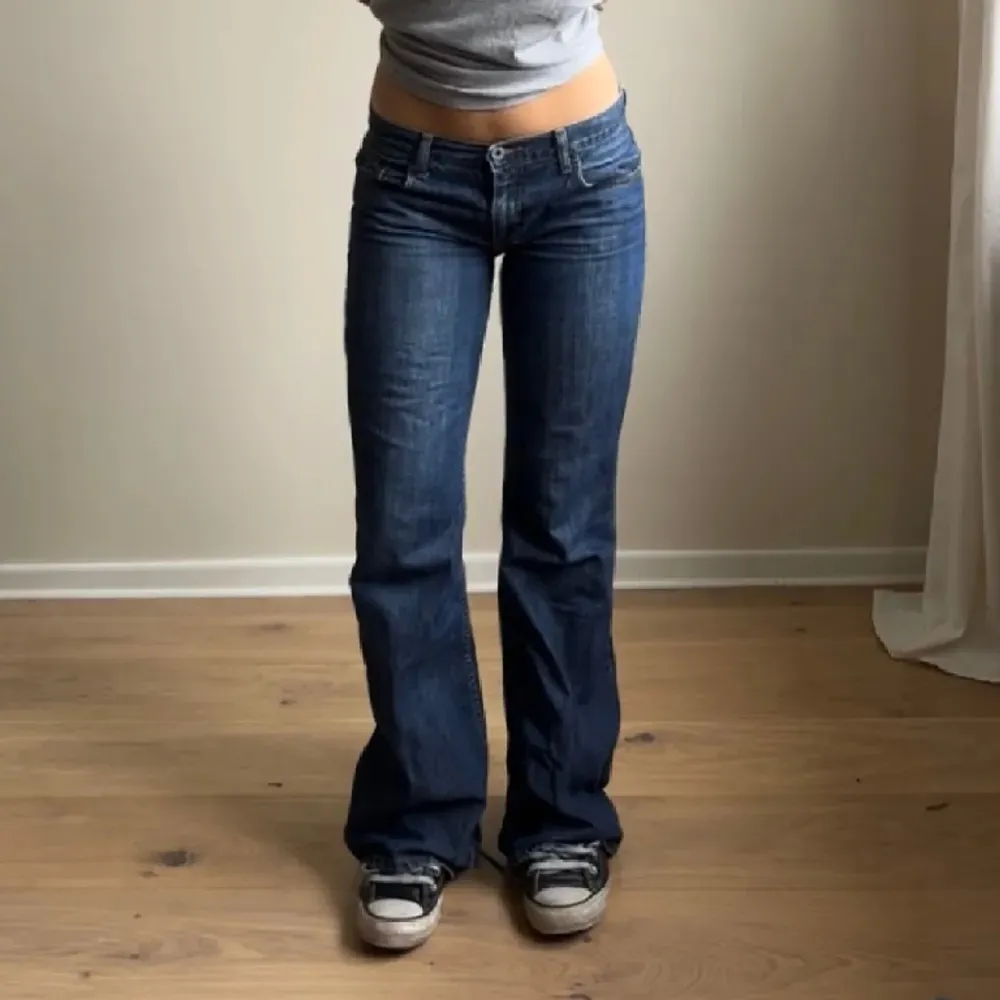 Superfina jeans som tyvärr var för små för mig. 💕💕💕 Lånad bild Hon på bilden är 166 cm  Innebenslängden är 77cm  Och midjemåttet är 78cm. Jeans & Byxor.
