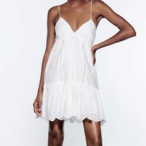 Säljer min vita hålbroderade klänning från Zara i storlek S då den inte kommer till användning 