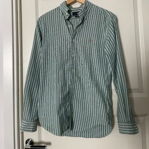 Ralph Lauren skjorta  - Ralph Lauren skjorta i mycket gott skick. Väldigt snygg färg.