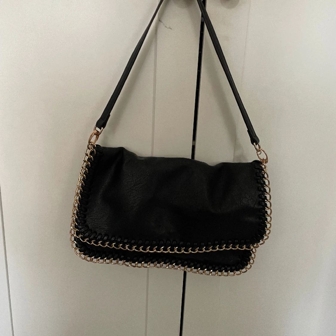 En svart hand väska - 90
