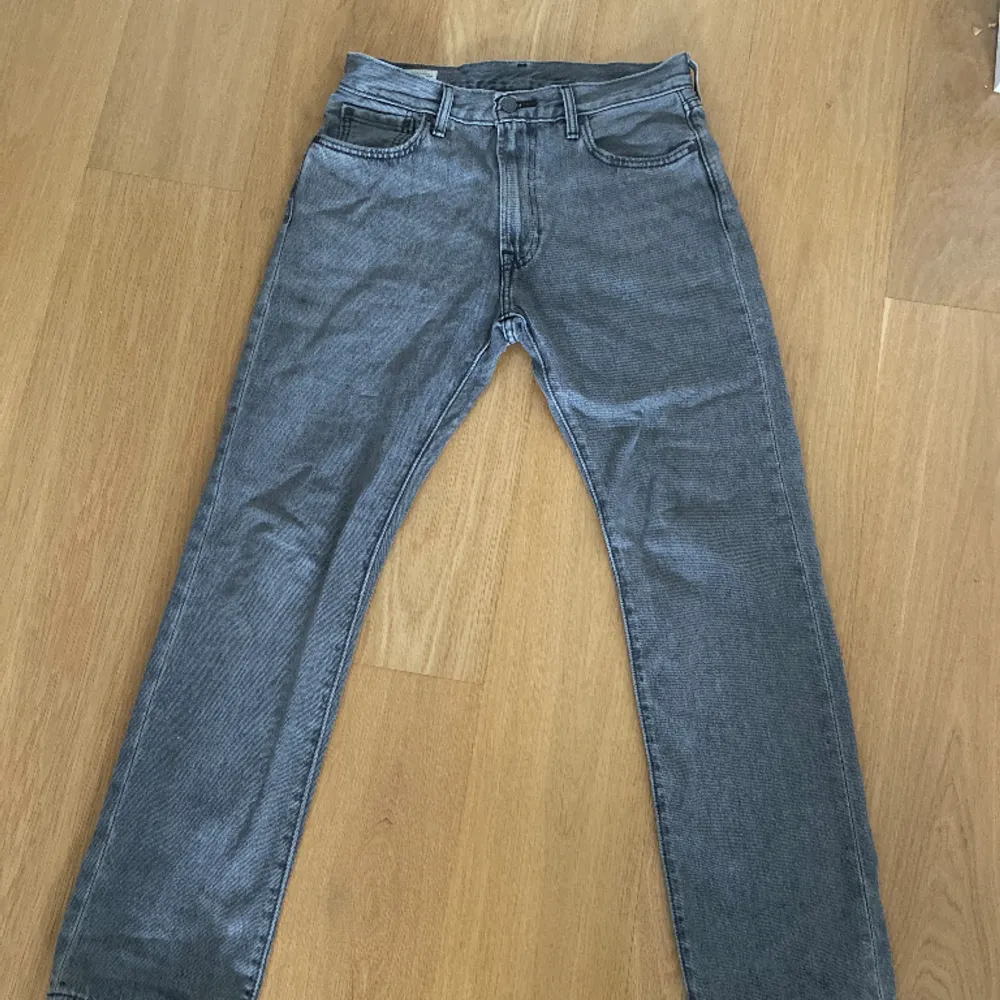Säljer nu dessa grå Levis 551 i storlek 30/32. Jeans & Byxor.