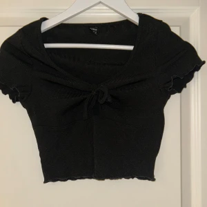 Svart t-shirt - Fin och gullig svart t-shirt från shein som jag gärna vill bli av med❣️