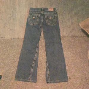 True religion jeans flared  - Ni ser måtten på bilden   Skick: 9/10 använda 4 gpp på gånger  Köpta på plick. Jag är 170 cm och väger ungefär 50 kl Köparen betalar frakt🙏🙏🙏😜😜😜