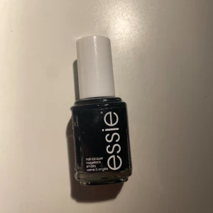 Svart nagellack  - Säljer svart nagellack som inte kommer till någon användning💕 priset går definitivt att diskutera😽