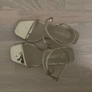 Champagne klackar - Helt nya guldiga/champagne klackar🌟 De är bekväma och sitter bra runtom foten, säljer för att de var lite stora för mig så de är bara testade! Perfekt till studenten eller balen! Skriv om du har frågor💞