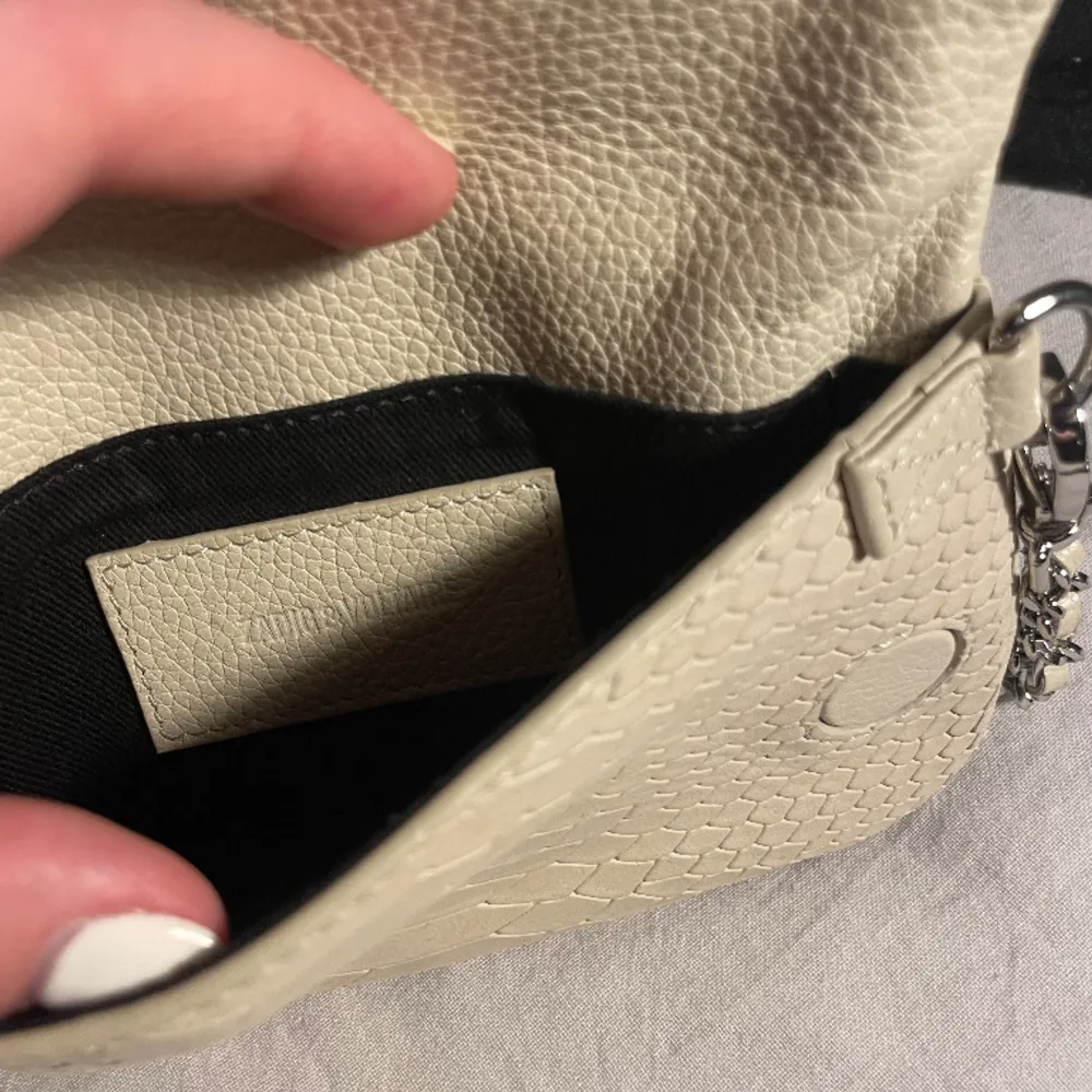Säljer denna äkta Zadig & Voltaire väska i modellen Rock Nano Soft Savage. Den är otroligt snygg och den passar till allt. Säljer på grund av att den inte kommit till användning. Köpt på Åhléns hemsida för 3 250 kr. Digitalt kvitto på köpet finns. . Laukut & Käsilaukut.