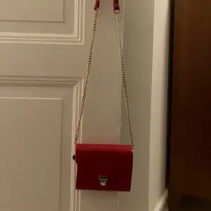 Röd väska som knappt är använd och i bra skick💗