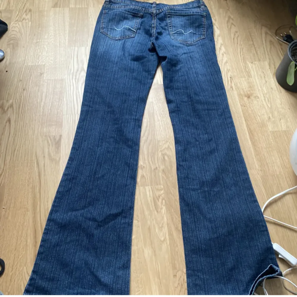 Säljer dessa skit snygga lowaist jeans storlek S😍 passar bra på mig som är 168 . Jeans & Byxor.