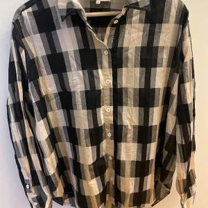 Skjorta - Oversize skjorta från By Malina, storlek S. Använd ett fåtal gånger så i mycket bra skick.