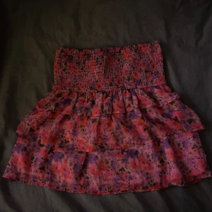 BikBok kjol - Säljer denna kjolen från BikBok. Använd en gång. Skriv för fler bilder!