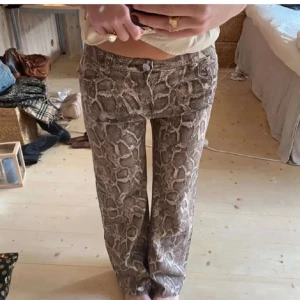 Snake jeans H&M - Super fina köpta här p Plick men passar inte❤️❤️ LÅNADE BILDER 