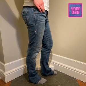 Lågmidjade booutcut jeans från Wrangler med rå kant. Midjemått 88 cm. Innerbenslängd 84 cm. Modellen är 170 🩵