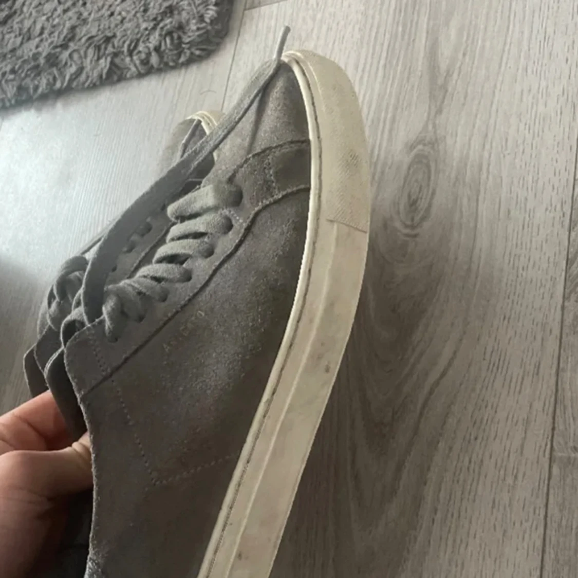 Gråa Arigato skor