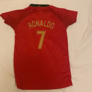 Det är en portogal Ronaldo tröja 8-11 år