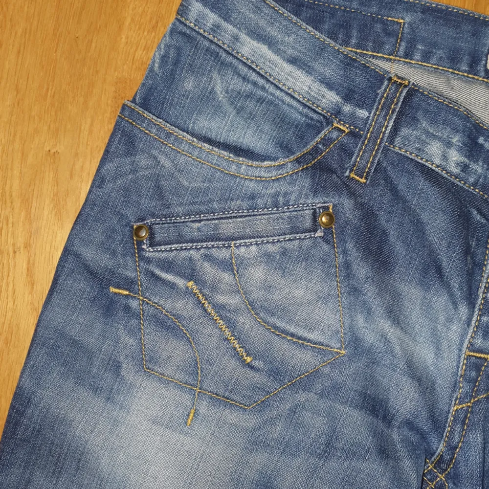 Säljer dom här low waist boot cut jeansen eftersom de inte passar, är i väldigt bra skick. Är öppen för prisförslag, skriv om du har frågor💛. Jeans & Byxor.
