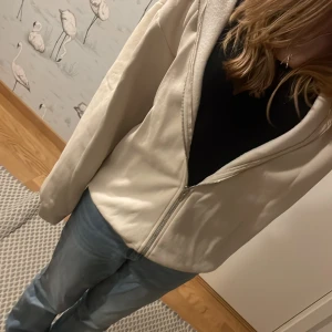 Hoodie med dragkedja - Säljer beige hoodie med dragkedja och luva