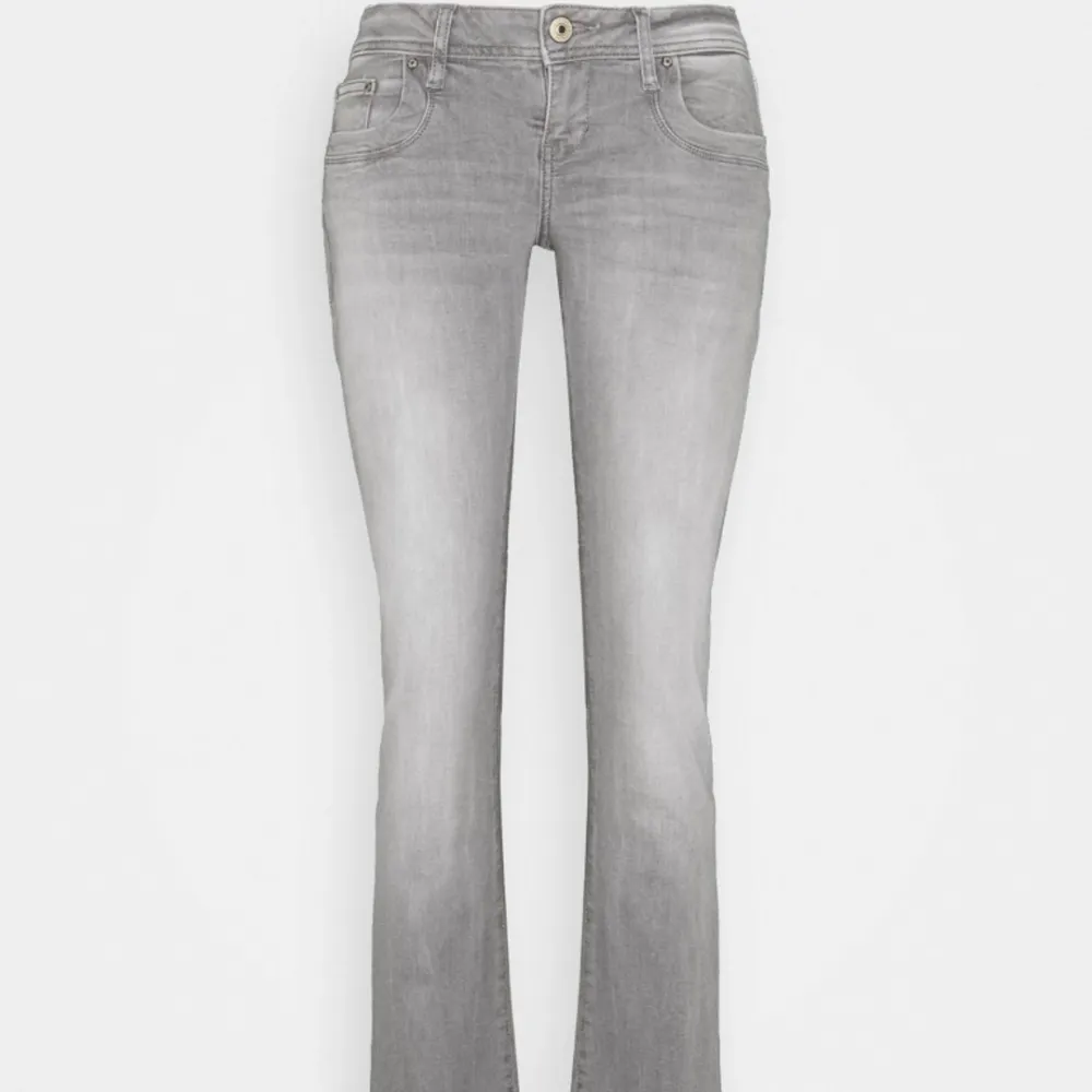 Säljer mina superfina ltb jeans då de inte passar mig längre. Finns en liten defekt på högra låret (se tredje bilden) men inget man tänker på! Sömmen har även lossnat lite från bakfickan (fråga om bild). Fråga gärna om du undrar något💕💕 . Jeans & Byxor.