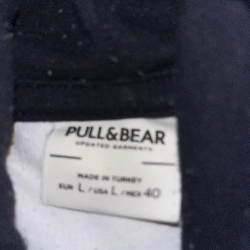 En vit/blå hoodie köpt från Pull&Bear för några år sen. Helt okej skick. . Hoodies.