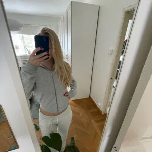 Grå Ziphoodie💓 - Supersöt zip Hoodie med luva som inte kommer till användning!💓