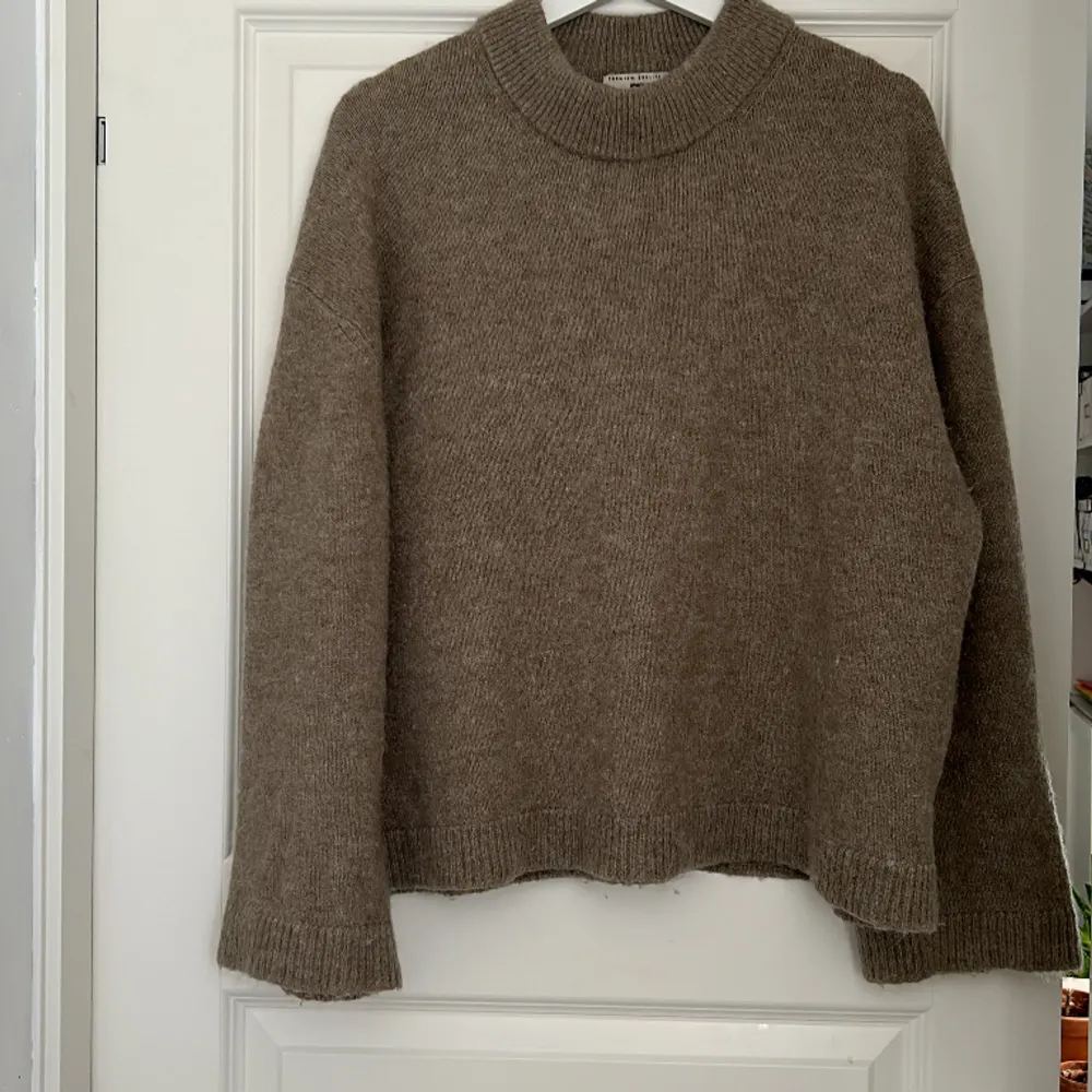Säljer denna beige/bruna stickade tröjan då jag ej använder den. Köpte från Gina för ca 1 årsen. Den är i storlek S men ganska stor i storlek. Den är använd Max 10ggr så i bra skick men lite smånopprig💕🥰. Stickat.